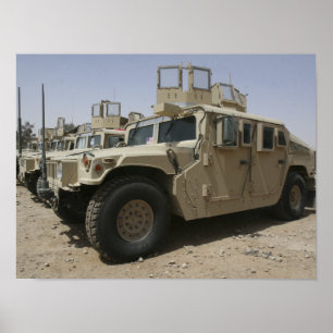 Póster Uma fileira dos humvees das forças armadas Polic