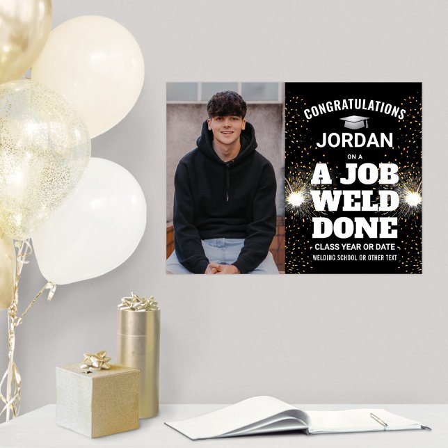 Poster Uma Foto De Graduação De Soldadura Feita Por Um Tr (Criador carregado)