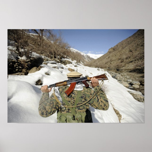 Póster Uma Guarda Mujahadeen caminha com o membro militar (Frente)