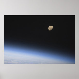 Poster Uma lua gibbous visível acima da atmosfera de