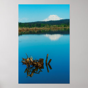Poster Uma Montanha Espia Sobre uma Seiva