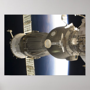 Póster Uma nave espacial de Soyuz backdropped pela terra