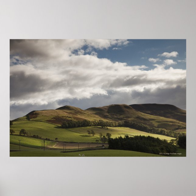 Poster Uma Paisagem Com Colinas Rolantes E Nuvens Sobreme (Frente)