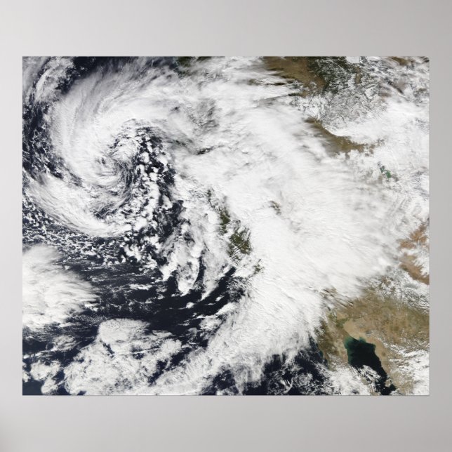 Póster Uma série de fortes tempestades com ventos fortes  (Frente)