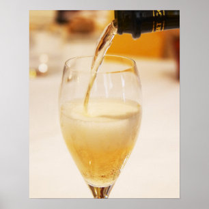 Poster Uma taça de flûte sendo enchida com Gosset