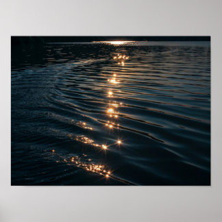Poster Uma trilha de estrelas: luz solar sobre água ondul