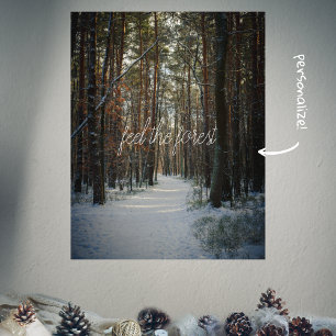 Poster Uma trilha de neve em uma floresta de pinheiros de