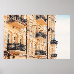 Poster Uma velha casa amarela com varandas de ferro em fo