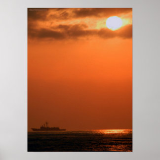Poster USS Doyle no nascer do sol