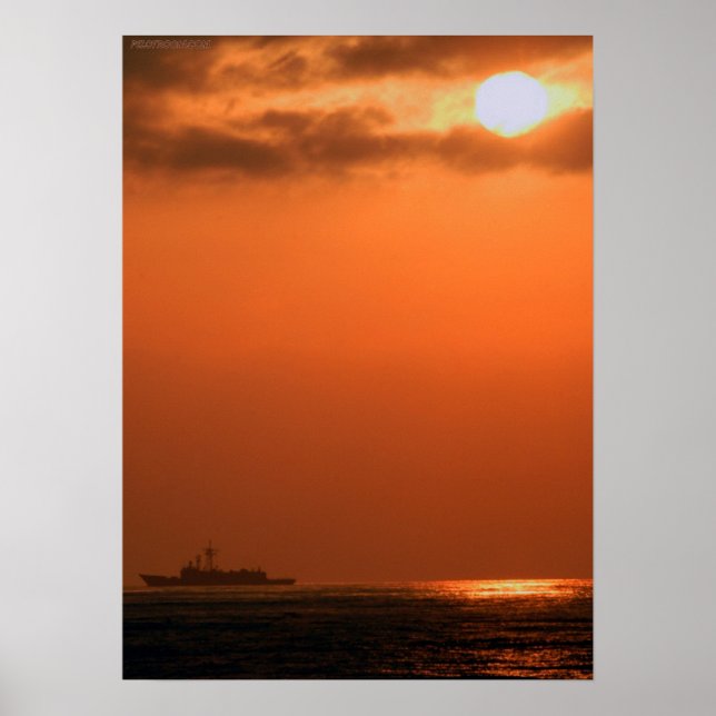 Poster USS Doyle no nascer do sol (Frente)