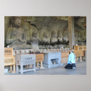 Póster Usuki Buddhas de pedra com visitante