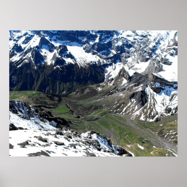 Póster Vale verde perto da montanha Schilthorn (Frente)