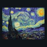 Póster Van Gogh está no Starry Night<br><div class="desc">A obra-prima de Van Gogh: Noite Estrelada. A Noite Estrelada é um óleo na canvas do pintor holandês poste-impressionista Vincent van Gogh. Pintado em junho de 1889, mostra a visão da janela voltada para leste do seu quarto de asilo na Santo-Rémy-de-Provence, pouco antes do nascer do sol, com a adição...</div>
