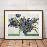 Póster Vase com Irises Vincent van Gogh<br><div class="desc">Poster de arte bela do quadro poste-impressionista Vase com os irlandeses (1890) de Vincent Van Gogh. Lindos íris de violeta azul em um vaso contra um fundo branco.</div>