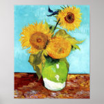 Poster Vase com Três Girassóis (1888) Vincent Van Gogh<br><div class="desc">Vase com Três Girassóis (1888), conhecida pintura de flores Poste-impressionistas de Vincent van Gogh, é representada nesta poster de impressão de arte com seus delicados ouros amarelos de girassol sobre fundo azul. Van Gogh criou quatro naturezas-mortas em agosto de 1888 na Casa Amarela de Arles. As 14 florescências de fundo...</div>