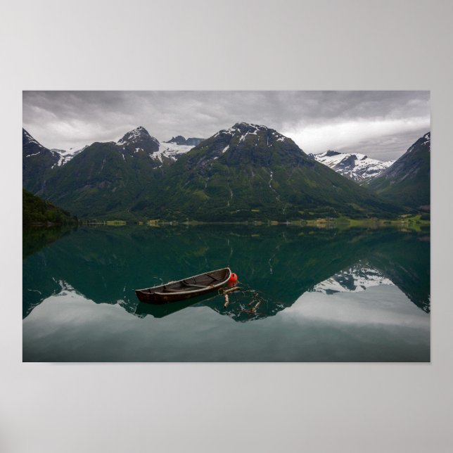 Poster Velha rowboat com reflexo de montanha (Frente)