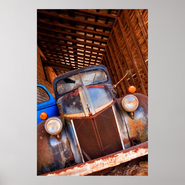 Poster Velho caminhão enferrujado numa fazenda (Frente)