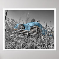 Velho Carro Azul no Campo de Grama
