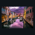 Poster Veneza, Itália Canal Cênico e Arquitetura Veneza<br><div class="desc">Uma poster com uma bela e romântica fotografia cênica de um canal em Veneza,  Itália. Com nuvens roxas escuras,  parece que uma tempestade está chegando. Captura de excelentes da arquitetura venetiva única e reflexões aquáticas.</div>
