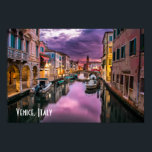 Poster Veneza, Itália Canal Cênico e Arquitetura Veneza<br><div class="desc">Uma poster com uma bela e romântica fotografia cênica de um canal em Veneza,  Itália. Com nuvens roxas escuras,  parece que uma tempestade está chegando. Captura de excelentes da arquitetura venetiva única e reflexões aquáticas.</div>