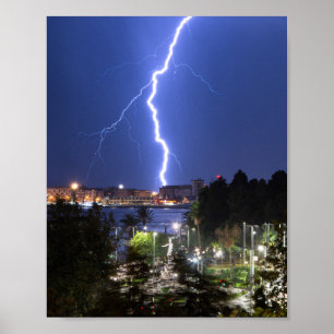 Poster vertical relâmpago acima da cidade