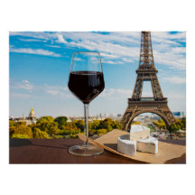 Vidro de vinho com queijo ceroso na torre Eiffel