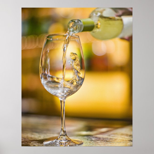 Póster Vinho branco é derramado da garrafa no restaurante (Frente)