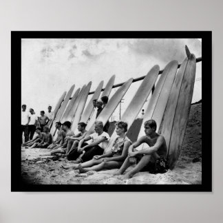 Poster Vintage 1950, Surfistas Vinculados na Praia