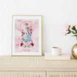 Poster Vintage Alice no País das Maravilhas | Alice e Flo<br><div class="desc">Alice no País das Maravilhas poster. Perfeito para Alice nos amantes da Terra Maravilha. Apresenta uma mistura de nossos próprios florais originais desenhados à mão e trabalho de arte. Restauramos meticulosamente a icônica Alice no País das Maravilhas, a ilustração de Alice, desenhando-os manualmente e trazendo-os à vida com belos toques...</div>
