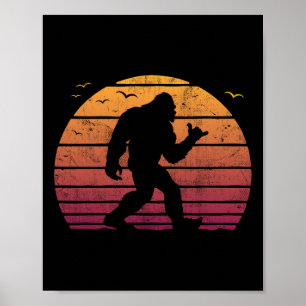 Poster Vintage Bigfoot Surfando Férias na Praia Retro Sur