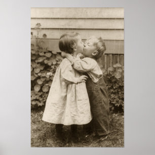 Póster Vintage Love Foto de Crianças Beijando em um Jardi