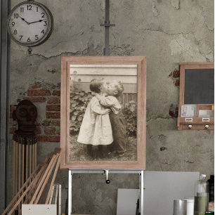Póster Vintage Love Foto de Crianças Beijando em um Jardi