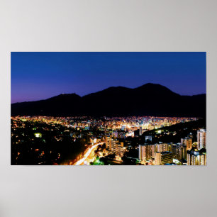 Poster Visão noturna da cidade de Caracas e da montanha A