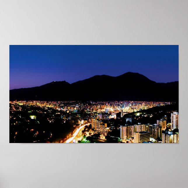 Poster Visão noturna da cidade de Caracas e da montanha A (Frente)