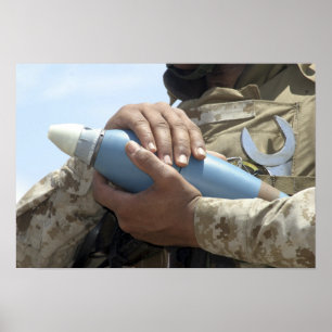 Póster Vista aproximada de um soldado que está a carregar