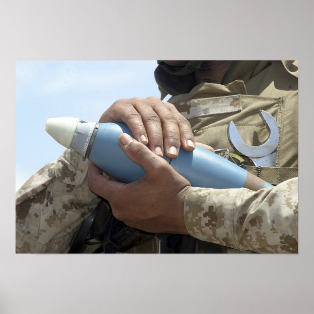 Póster Vista aproximada de um soldado que está a carregar (Frente)