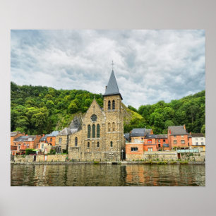 Póster Vista da velha igreja em Dinant do rio Meuse