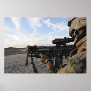 Póster Vistas de um soldado dentro a atear fogo em um