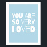Póster Você É Adorado, Doce Decor Moderno De Muro | Azul<br><div class="desc">"Você é muito amado" - as palavras perfeitas para dizer ao seu bebê o quanto ele é tratado. Faz um encantador suplemento ao quarto de creche ou de criança. Com letras brancas brancas e uma design simples e contemporânea. Fácil de personalizar o plano de fundo para qualquer cor.</div>