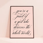 Poster Você é uma pérola de uma arte de citação inspirado<br><div class="desc">Esta impressão de arte apresenta um belo roteiro de caligrafia em preto sobre um sutil fundo rosa. O poster diz "você é uma pérola de uma garota que merece o mundo inteiro". Faz um presente maravilhoso para qualquer garota,  adolescente ou jovem.</div>