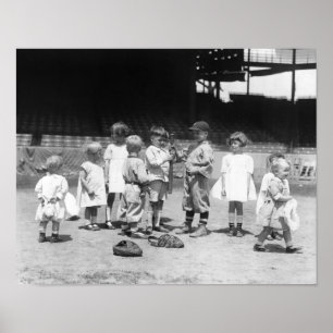Póster Young Boys and Girls on the Baseball Field