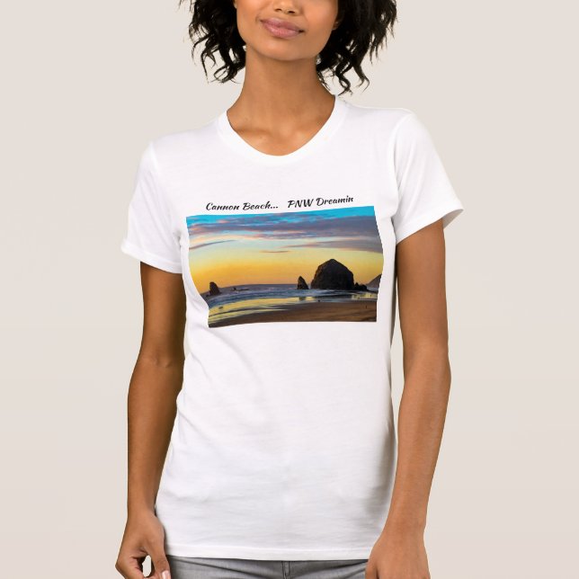 Praia de Canhão - Haystack Rock na T-Shirt por pôr (Frente)