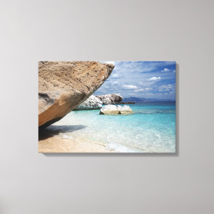 Praia de Sardinia com canvas grandes das rochas