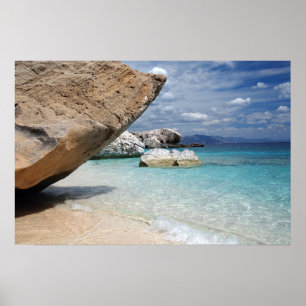Praia de Sardinia com o poster grande das rochas