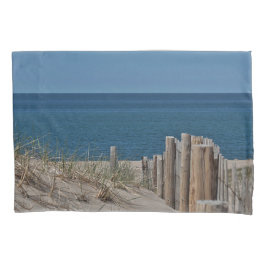 Praia do oceano e cerca da praia