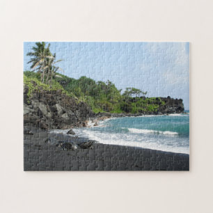 Praia preta da areia no quebra-cabeça de serra de