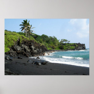 Praia preta vulcânica da areia no poster de Hava