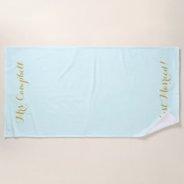 Praia Recem casados na toalha da lua de mel do ouro