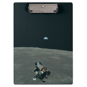 Pranchetas Apollo Lunar Lander e Earthrise sobre Lua