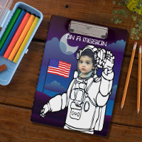 Astronauta No Aniversário Do Menino Exterior Da Lu
